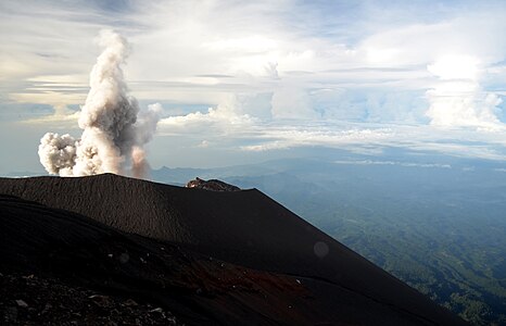 Letusan periodik dari kawah gunung semeru