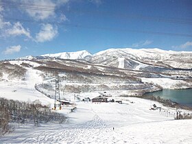 Vue des monts Naeba (à gauche) et Kaguragamine (à droite) depuis la station de sports d'hiver de Tashiro.