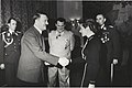 Adolf Hitler (no centro Hermann Göring) condecorando Hanna Reitsch com a Cruz de Ferro de 2ª classe.