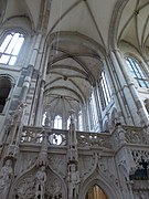 Chor des Magdeburger Doms, Kämpfer von Gewölbe und Fenstern etwa in gleicher Höhe, Empore über Chorumgang