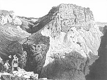 Auf dieser historischen Ansicht Masadas scheint der Tafelberg durch eine tiefe Schlucht von den Reisenden getrennt, die im Vordergrund Halt machen