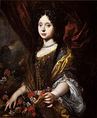 Uma adolescente com um vestido de estilo barroco decorado com flores nos folhos superiores.