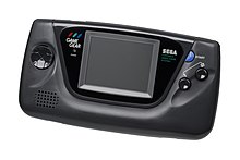 Photo d'une console portable noire, avec un petit écran au centre, quatre boutons directionnels à gauche et deux boutons à droite