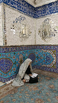 Mujer rezando en una mezquita de Qazvín (Irán).