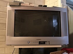 En Sharp tv från -90 talet.