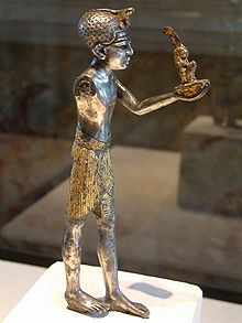 Серебряная позолоченная статуэтка фараона Сети Первого, преподносящего фигурку богини Маат