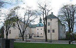 Linköpings slott från öster. Den högra (norra) flygeln inrymmer idag Slotts- och Domkyrkomuseet. Domkyrkan ligger precis bakom fotografen.