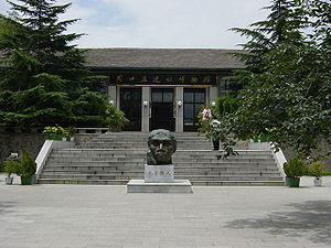 Tapak Manusia Peking di Muzium Zhoukoudian - (di ambil Julai 2004). Di tengah rupa Manusia Peking.