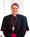 Il vescovo Stefan Oster in abito piano indossa la croce pettorale con catena
