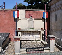 Le monument aux morts du cimetière.