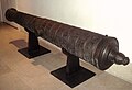 Bogato okrašen osmanski top, ki ga je 8. oktobra 1581 v Alžiru našel Ca'fer el-Mu'allim. Dolžina: 385 cm, kal.: 178 mm, teža: 2910 kg, izstrelek. Zasežen s strani Francije med invazijo na Alžir leta 1830. Vojaški muzej, Pariz.