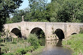 Bridge over the Aveyron in Montrozier.