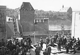Passage de la Meuse de Maastricht sur une passerelle le 10 mai, en attendant le rétablissement du Wilhelminabrug détruit.