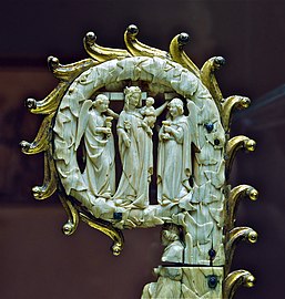 Crosseron (tête) d'une crosse épiscopale en ivoire d'éléphant sculpté représentant une Vierge à l'enfant, entre deux anges, vers 1300 (Musée du Moyen Âge, Paris)