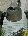 Monument au centre de la place des Mousquetaires