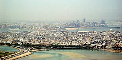 Al-Muharraq med Manama i baggrunden