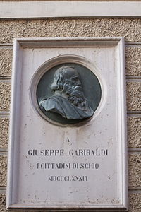 Carlo Lorenzetti, Monument à Garibaldi, médaillon en bronze ornant la façade du palais Toaldi Capra à Schio, premier monument dédié à Garibaldi[291].