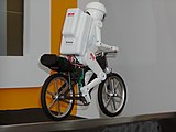 Murata Boy, робот велосипедист высотой 50 см, разрабатываемый компанией с 1991 года.