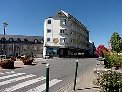 L'hôtel bistrot du centre-bourg, construction en béton des années 1950.