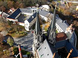 Pohled z nejvyšší věže katedrály sv. Václava na areál Olomouckého hradu