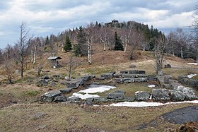 Vue du sommet, coiffé par le temple.