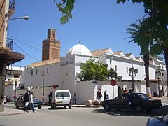 Angle de la Grande Mosquée vue de la place Mohamed-Khemisti.