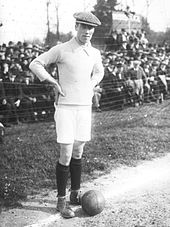 Photo en noir et blanc d'un gardien de but de football, datant des années 1900.