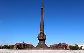 Denkmal der Verteidiger der Heimat (1998–2001, Architekten A. Beksultanow, N. Konopolzew, Bildhauer D. B. Namdakow)[18]
