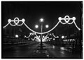 Iluminação noturna na avenida entre 1920 e 1930.