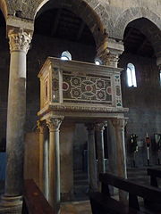 Tribuna per a orador. Catedral de San Michele, Casertavecchia (Campània).