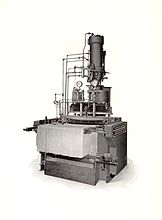 Máy ép thủy lực với máy rải tự động của Consolidated Macaroni Machine Corporation, Brooklyn, New York. Chiếc máy này là chiếc máy đầu tiên trải các sản phẩm bột nhão đã cắt dài lên một thanh phơi.
