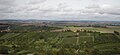 Gezicht vanaf de Ravensburg bij Sulzfeld op het gebied; iets rechts van het midden de heuveltop van de Steinsberg (gem. Sinsheim)