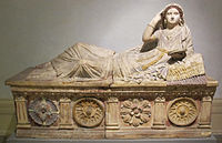 Sarcophage de Larthia Seianti, en terre cuite peinte. Retrouvé en 1877 près de Chiusi, il date de 180-170 avant notre ère. Musée archéologique de Florence.