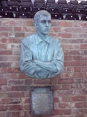 Steve Bloomerin patsas Derbyn Pride Park Stadiumilla.