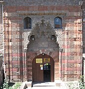 Fachada de la Madrasa Gök en Tokat, Turquía construida ca. 1270