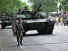 Um carro de combate francês AMX-56.
