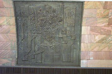 Reliéf v pražském metru oslavující „mír mezi národy“