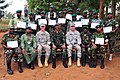 Gruppnbild vo ruandische Soldatn mid Militeaasbildan vo de US-Streitkreft.