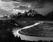 Teton dan Sungai Ular; 1942; oleh Ansel Adams.