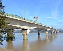 Pont en béton au-dessus d'un fleuve.