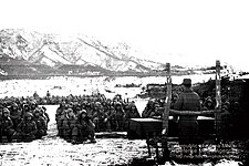 Soldats à l'entraînement dans la neige près de Yanggu pendant la guerre de Corée, 15 janvier 1952.