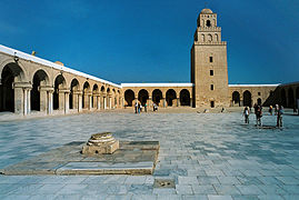 El sahn en la arquitectura religiosa del Magreb: un gran sahn rodeado de arcadas (riwāq) con columnas gemelas en la Gran Mezquita de Kairouan, Túnez.