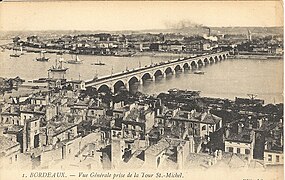 Vue sur le pont de pierre et le quartier en 1907.