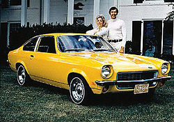 John DeLorean és egy Chevrolet Vega