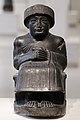 Estatua sedente del príncipe Gudea, escultura en diorita, 46 centímetros de alto, escavado en Telloh (antiga Girsu), Iraq, período neo-sumerio, ano 2120 a. C., Museo do Louvre