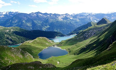 nördliche Bergkette vom Pizzo Campo Tencia nach Westen oberhalb der Leventina mit Lago Ritom auf der anderen Talseite