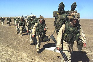 25 noiembrie: Pușcași marini americani patrulând în Afghanistan