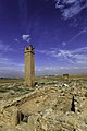 Stilite tower jidher mill-bogħod, Um er-Rasas (Kastrom Mefa'a) (Għarbi: أم الرّصاص), Madaba (Għarbi: مادبا; Ebrajk Bibliku: מֵידְבָא ‎ Mēḏəḇāʾ; Grieg Antik: Μήδαβα)