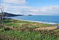 Vista general del campo de golf de Zarauz con la playa, el mar y el "ratón" de Guetaria al fondo.