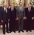 Foto di cwate ancyins prezidints des Estats Unis avou, d' hintche a droete : Gerald Ford, Richard Nixon, George H. W. Bush (a nén maxhî avou s' fi : George W. Bush) eyet Ronald Reagan.